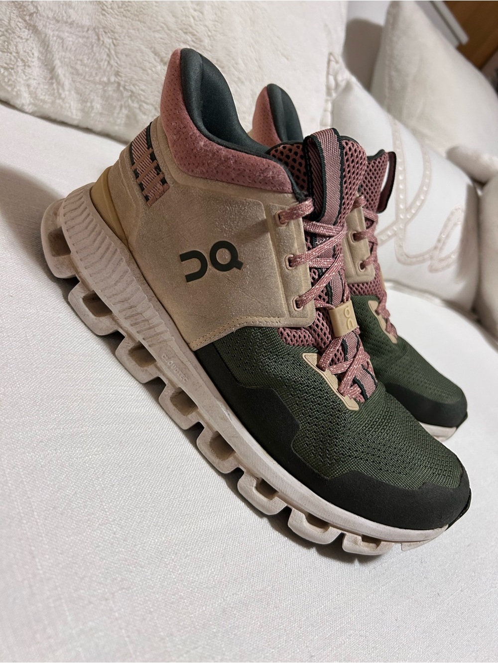 On Cloud High Edge Hiking 🥾 Boots Woman’s size 9